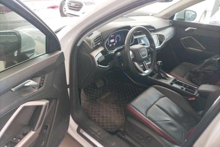 Audi Q3 2020 car image #16