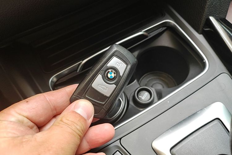 BMW 3 Series 2018 car image #9