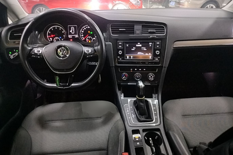 Volkswagen Golf 2018 car image #10