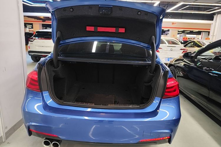 BMW 3 Series 2018 car image #19
