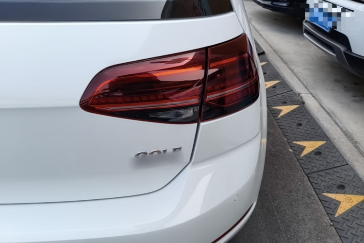 Volkswagen Golf 2018 car image #8