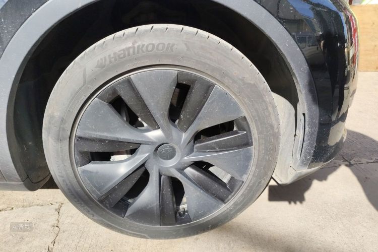 Tesla Model Y 2023 car image #9