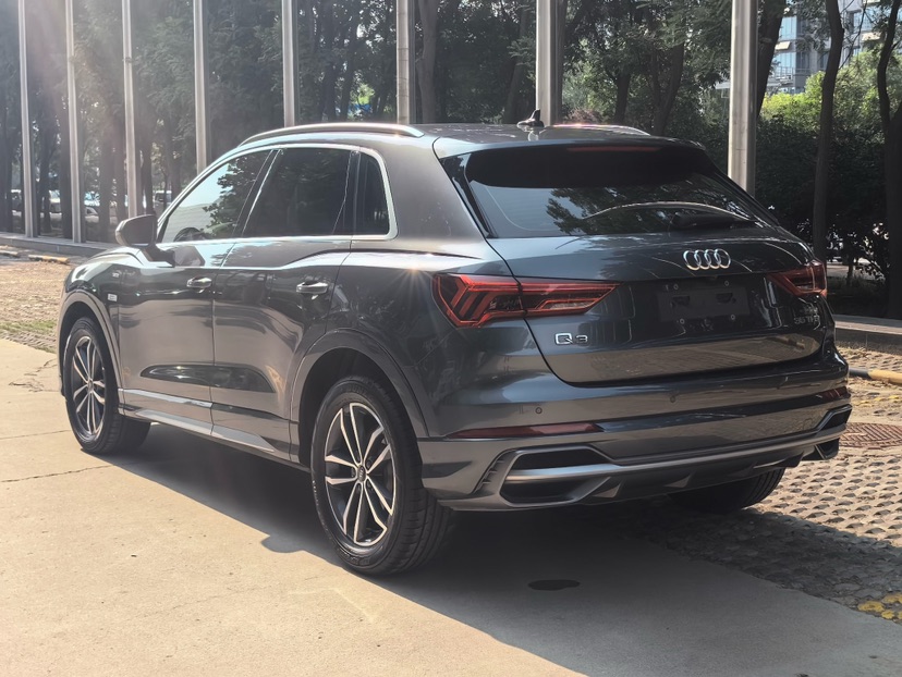 Audi Q3 2022 car image #3