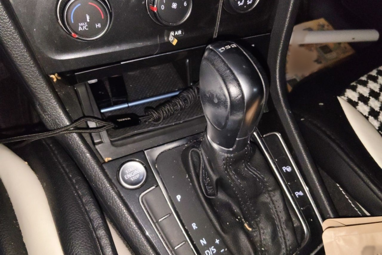 Volkswagen Golf 2017 car image #18
