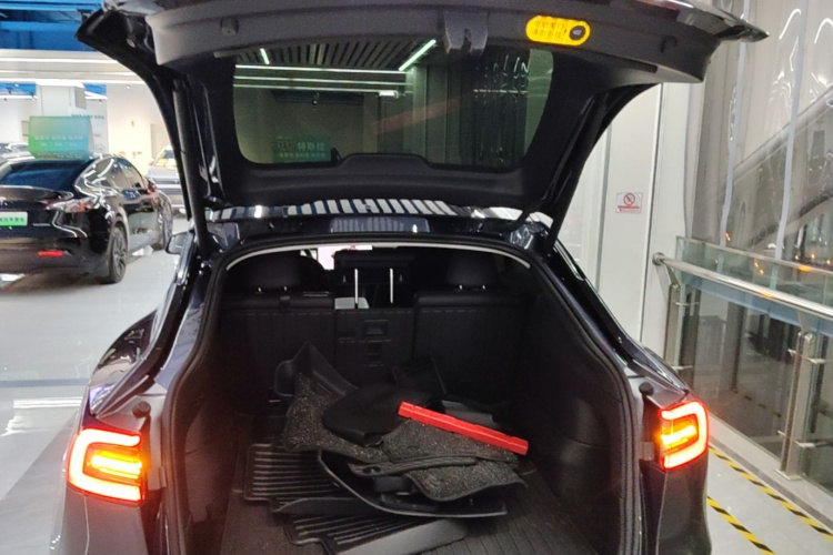 Tesla Model Y 2024 car image #21