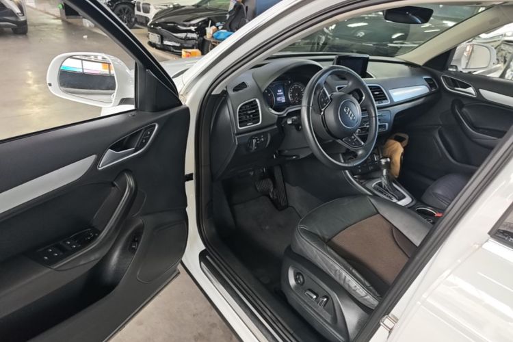 Audi Q3 2017 car image #16