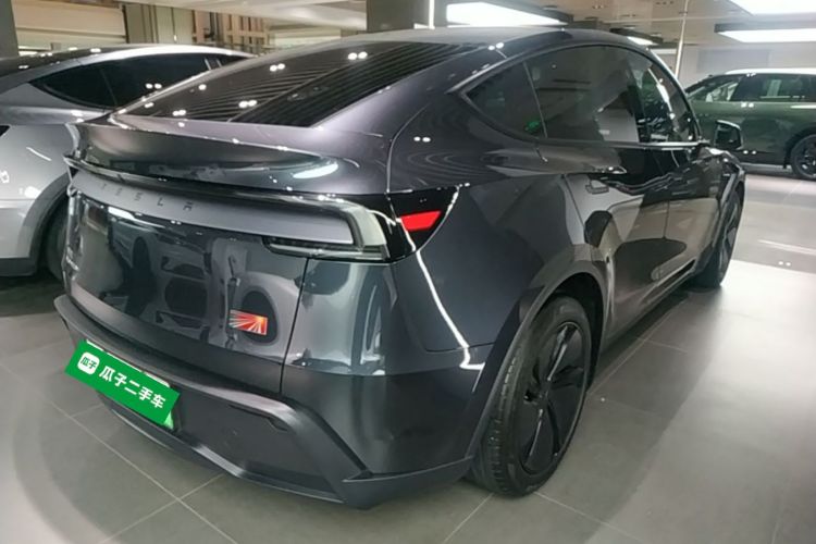 Tesla Model Y 2025 #5 Tesla Model Y 2025 car image #5