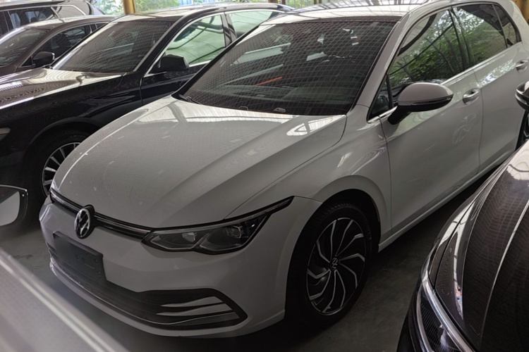 Volkswagen Golf 2021 car image #2