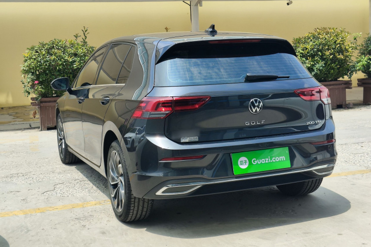 Volkswagen Golf 2023 car image #5