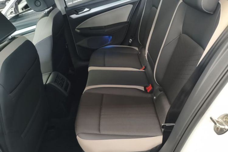 Volkswagen Golf 2021 car image #17