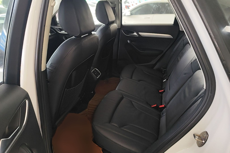 Audi Q3 2016 car image #17