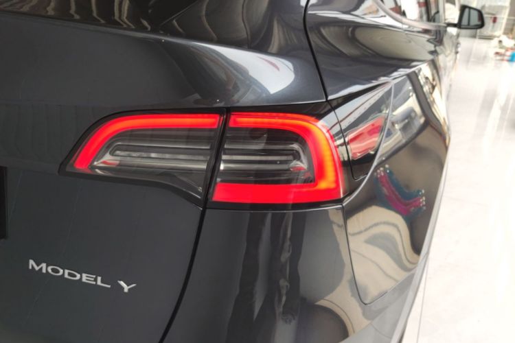 Tesla Model Y 2024 car image #8