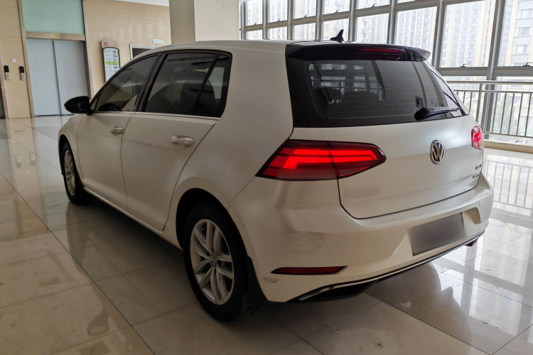 Volkswagen Golf 2019 car image #5