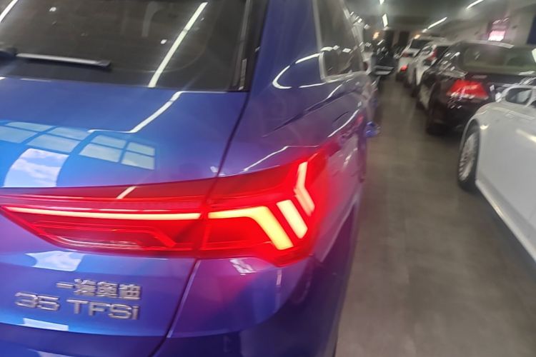 Audi Q3 2021 car image #8