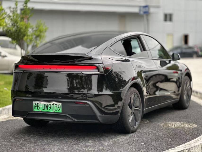 Tesla Model Y 2025 car image #8