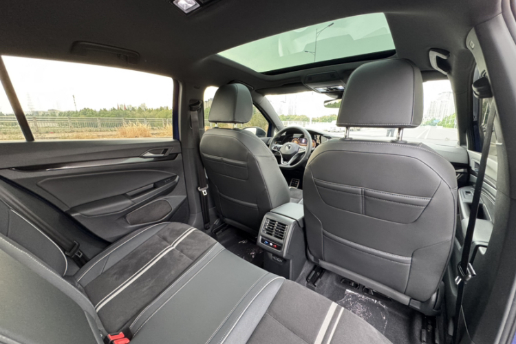 Volkswagen Golf 2021 car image #25