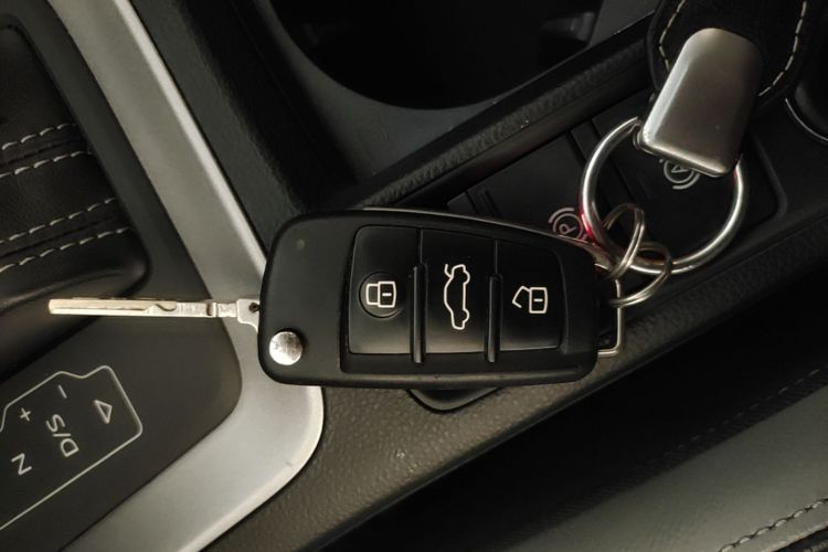 Audi Q3 2019 car image #9