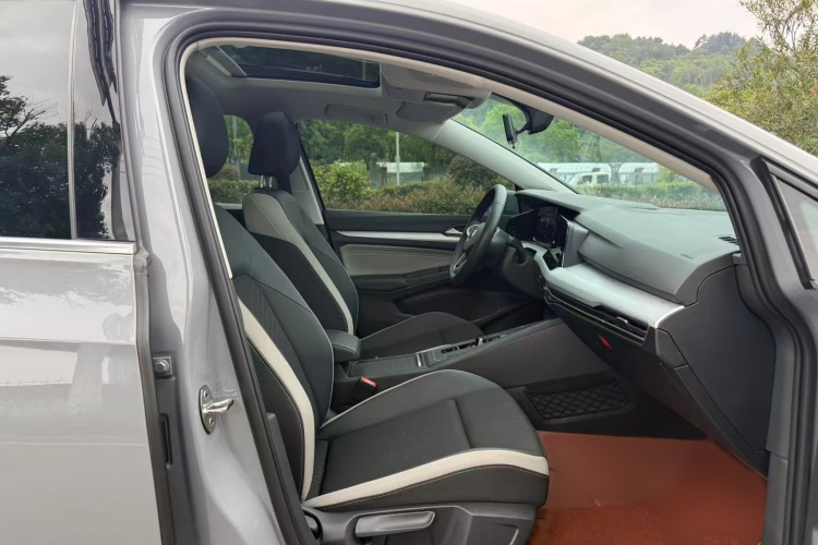 Volkswagen Golf 2023 car image #18