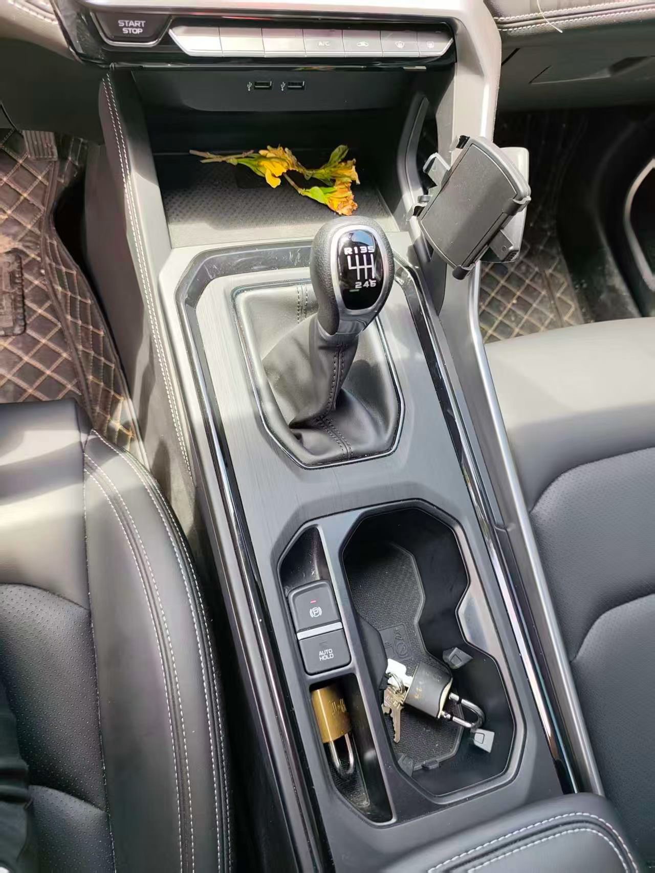 GEELY Vision X6 2023 car image #2