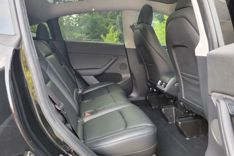 Tesla Model Y 2023 car image #18