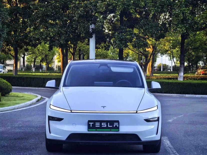 Tesla Model Y 2025 #2 Tesla Model Y 2025 car image #2