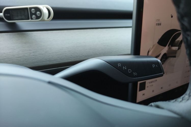 Tesla Model Y 2022 car image #14