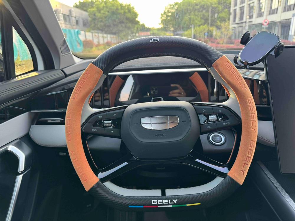 GEELY Boyue L 2025 car image #12