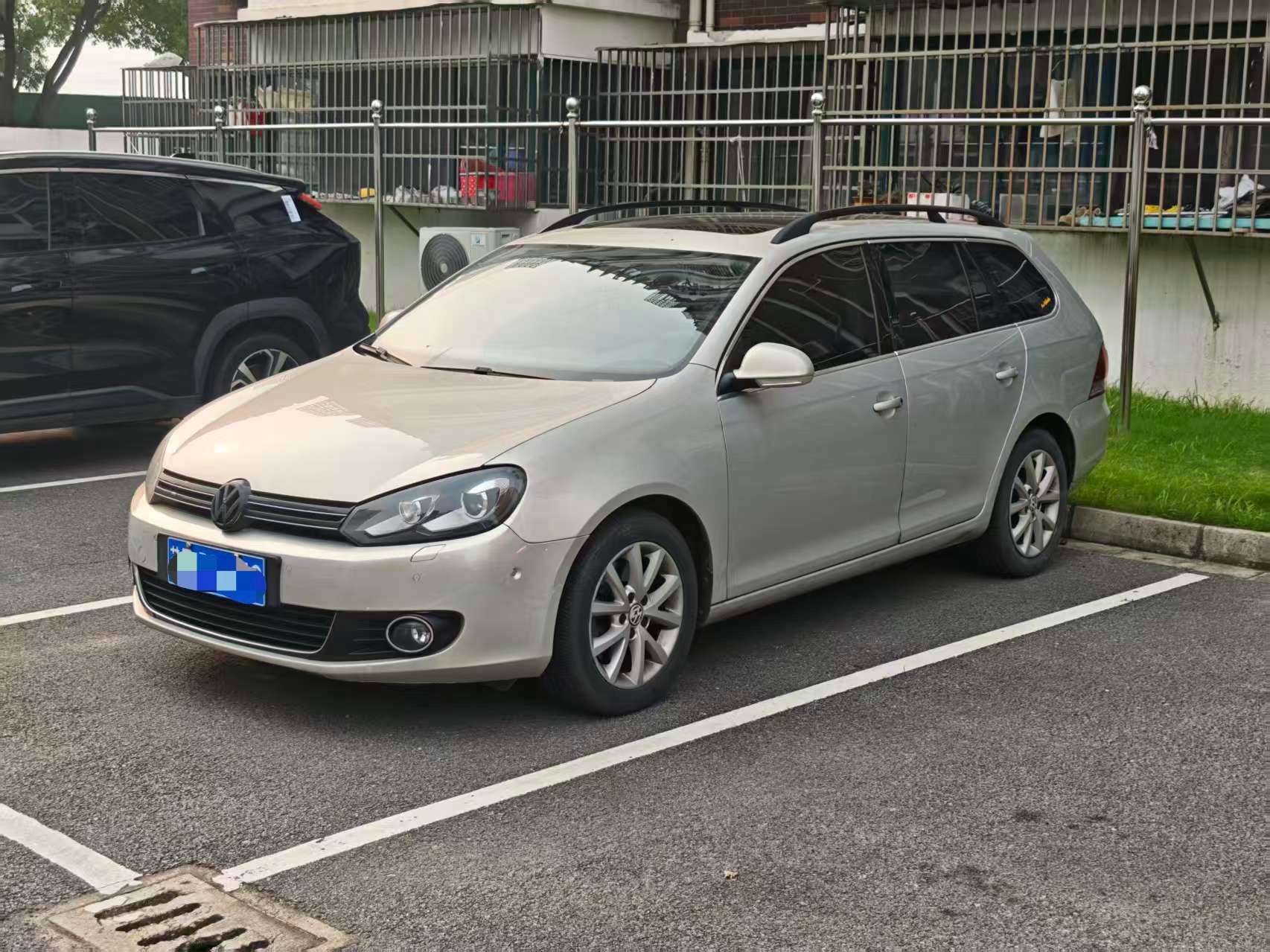 Volkswagen Golf (Imported) 2012 car image 