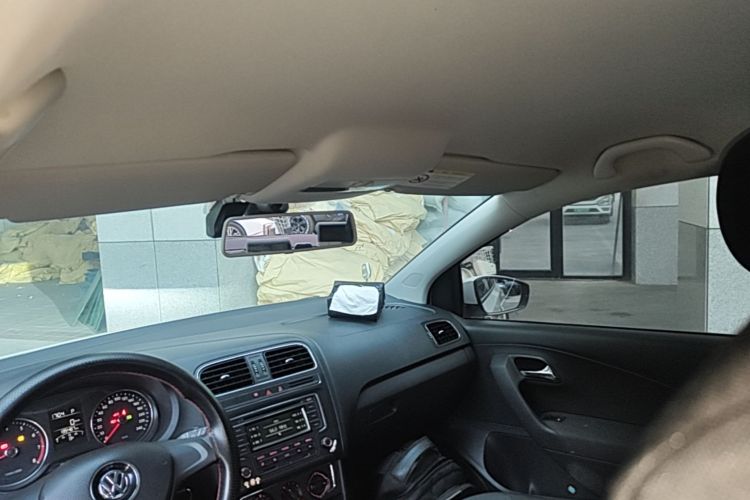 Volkswagen Polo 2015 car image #18