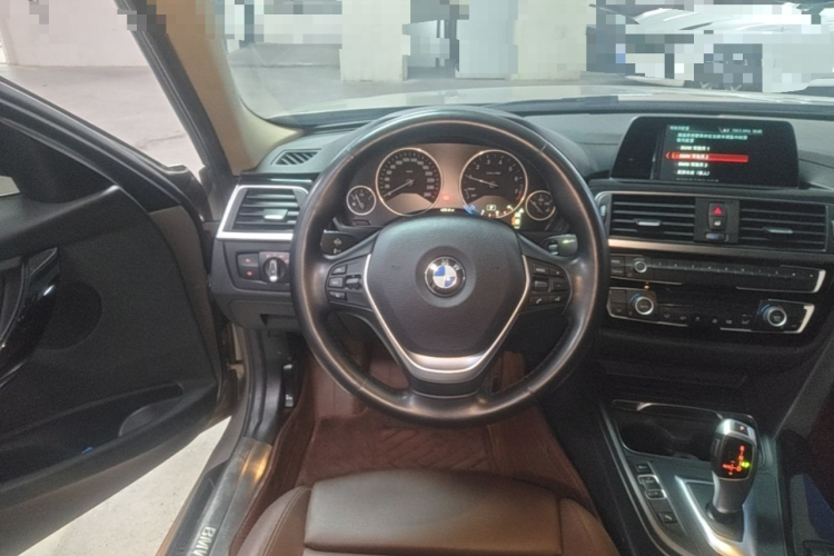 BMW 3 Series 2018 car image #11