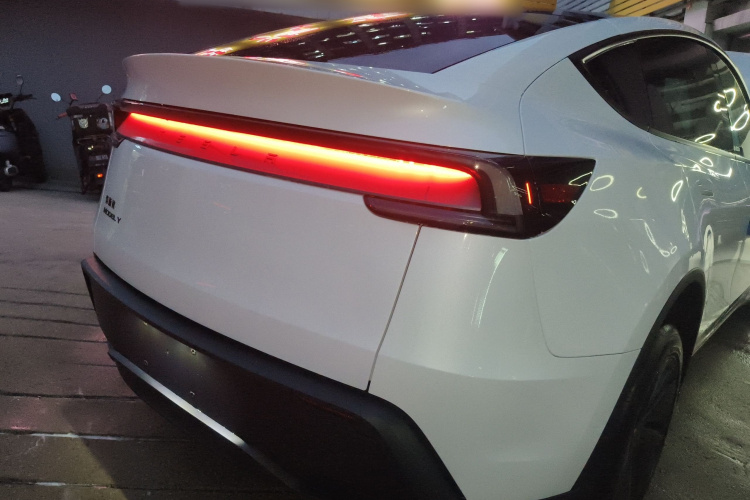 Tesla Model Y 2026 #7 Tesla Model Y 2026 car image #7