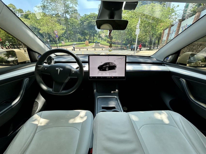 Tesla Model Y 2023 car image #5