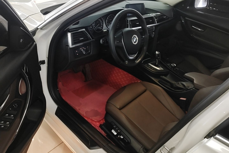 BMW 3 Series 2018 car image #16