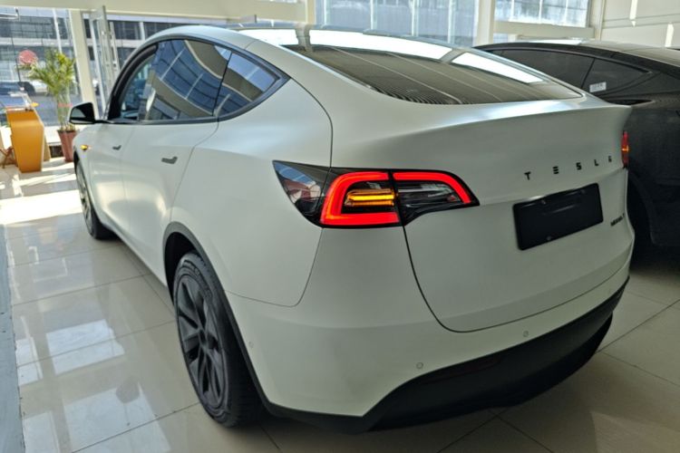 Tesla Model Y 2023 #5 Tesla Model Y 2023 car image #5