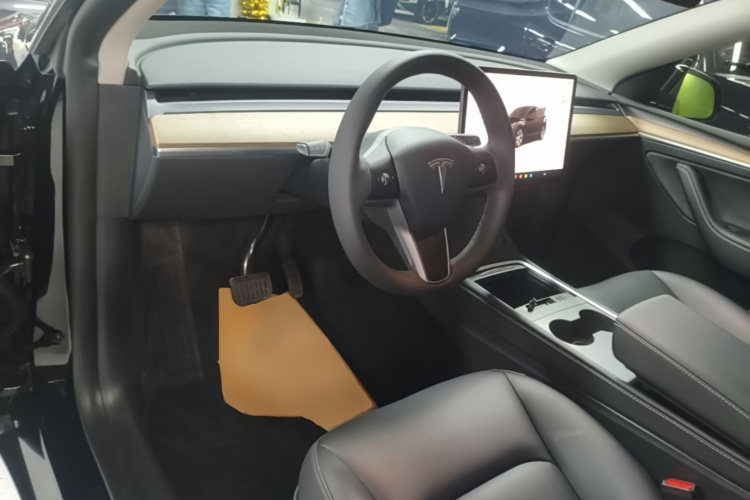 Tesla Model Y 2023 car image #11