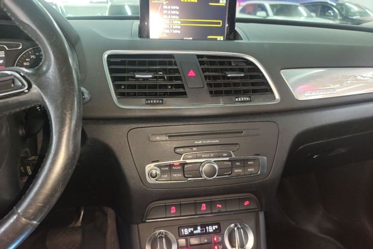 Audi Q3 2015 car image #13