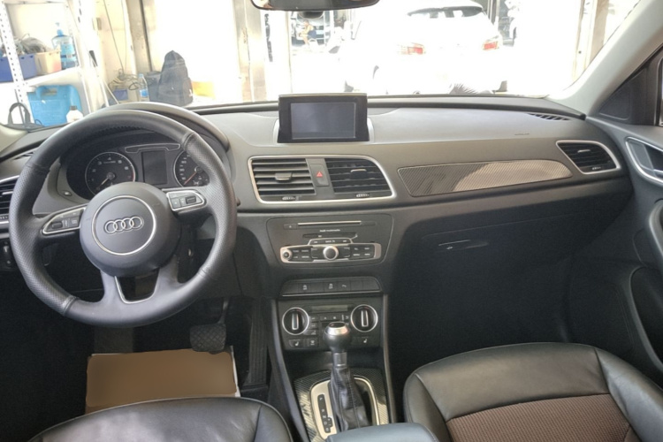 Audi Q3 2017 car image #10