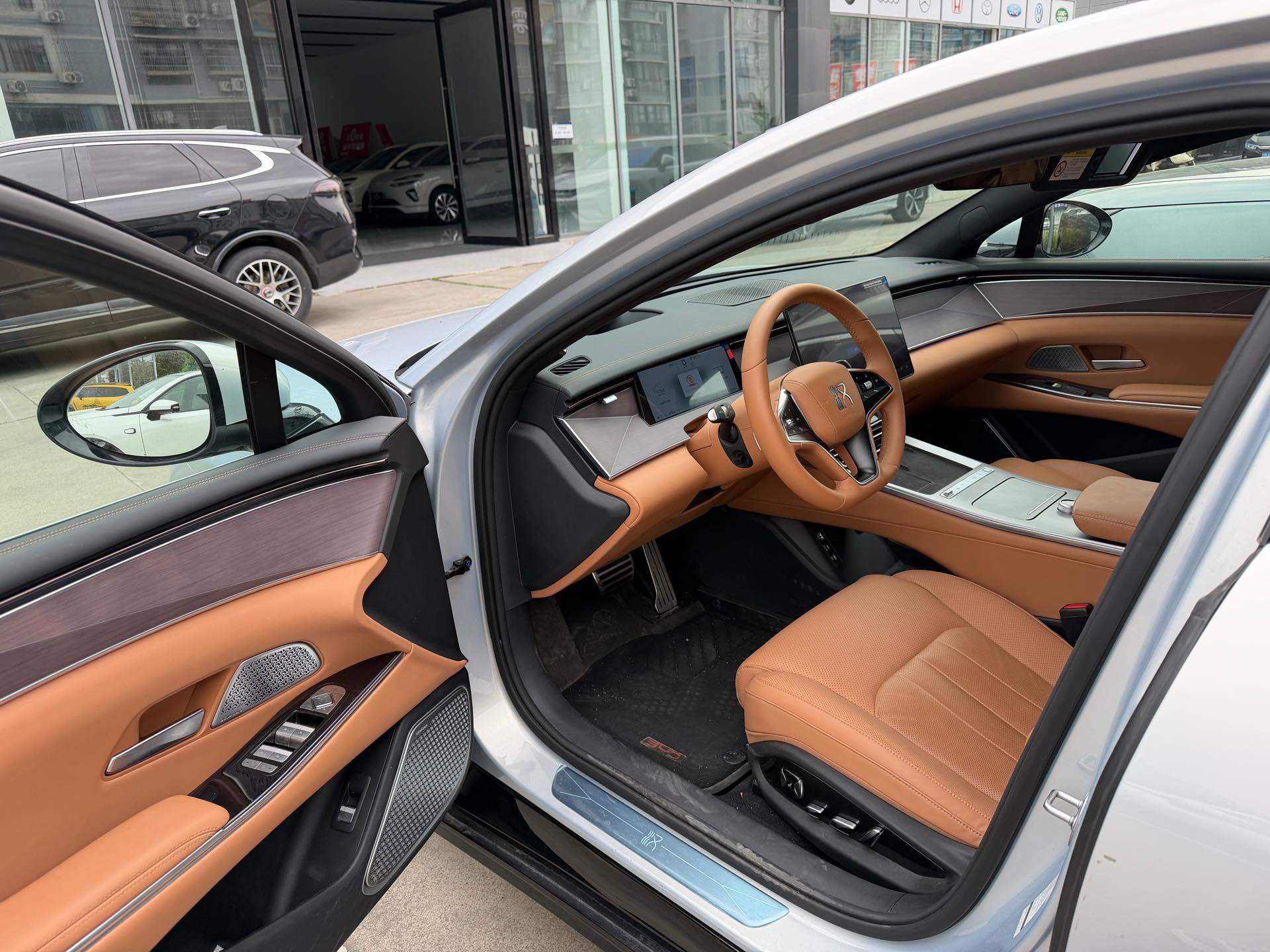 BYD HanL 2025 car image #2