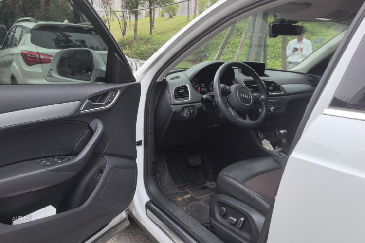 Audi Q3 2019 car image #18