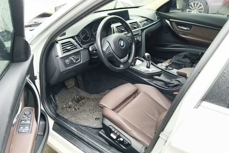 BMW 3 Series 2019 car image #18
