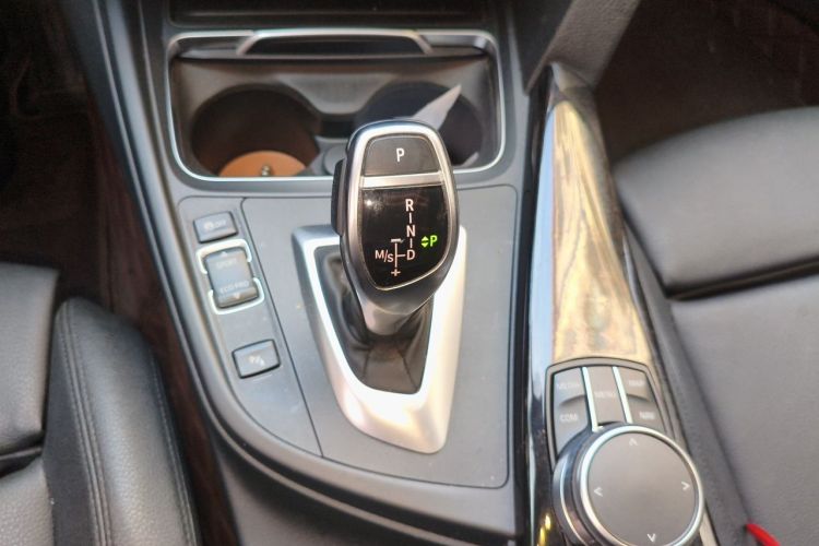 BMW 3 Series 2018 car image #14