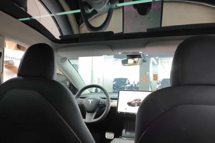 Tesla Model 3 2023 car image #18