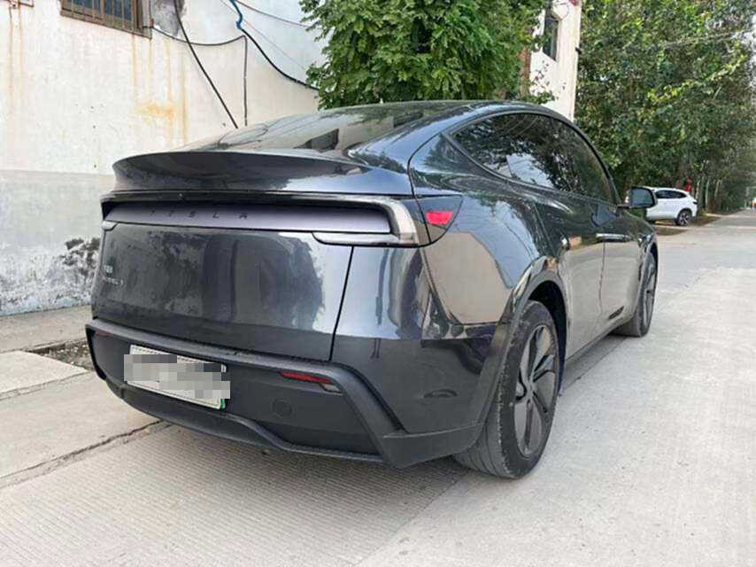 Tesla Model Y 2025 #6 Tesla Model Y 2025 car image #6