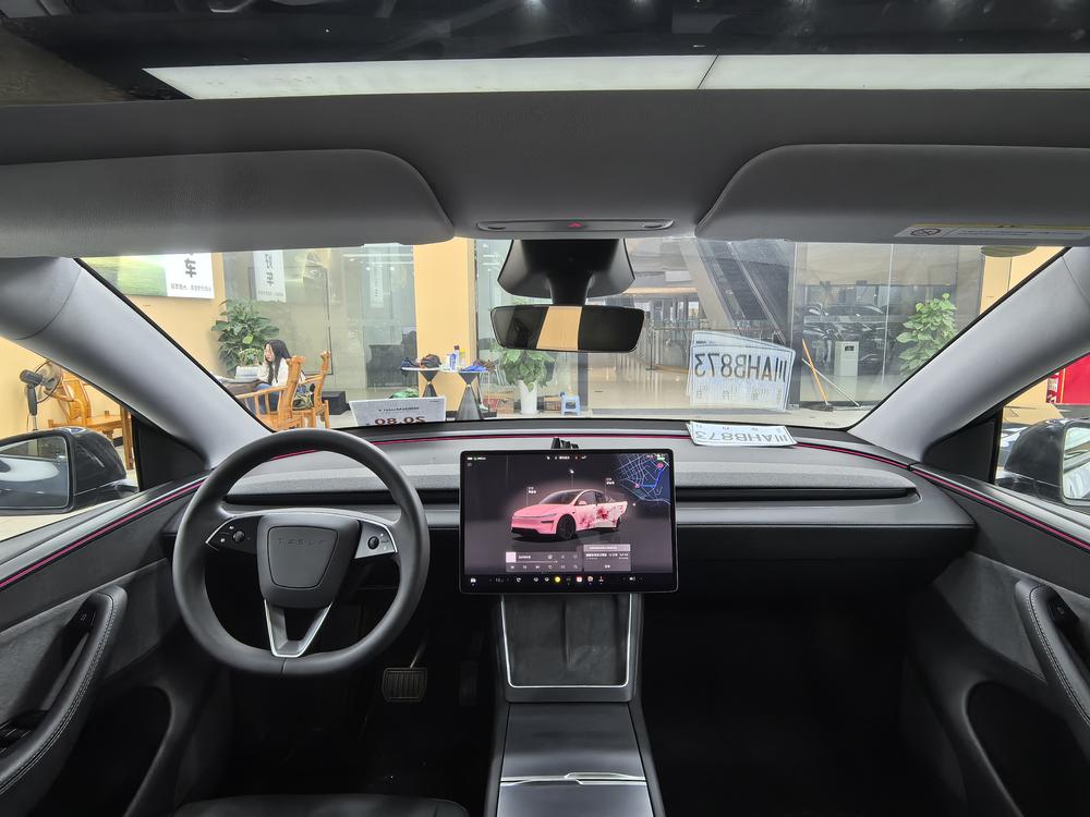 Tesla Model Y 2025 immagine di auto #6