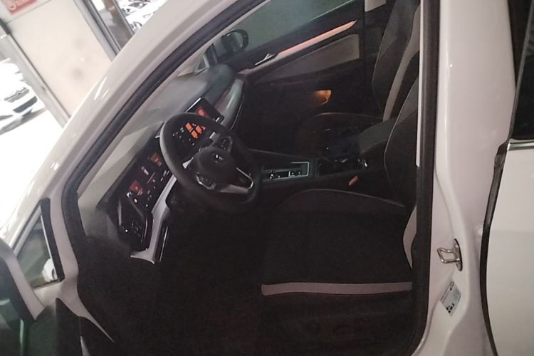 Volkswagen Golf 2023 car image #16