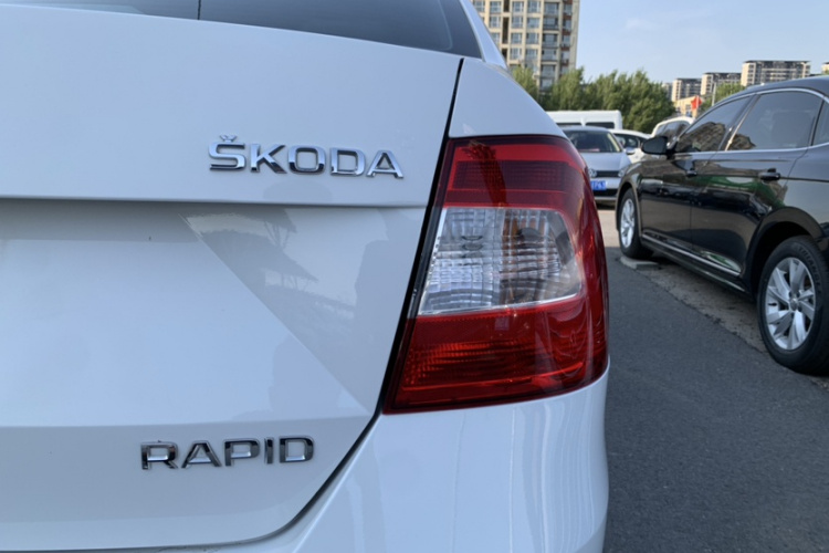 Skoda Rapid 2015 #24 Skoda Rapid 2015 image de voiture #24