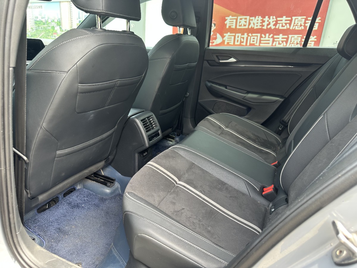 Volkswagen Golf 2023 car image #6