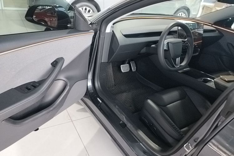 Tesla Model 3 2025 immagine di auto #16