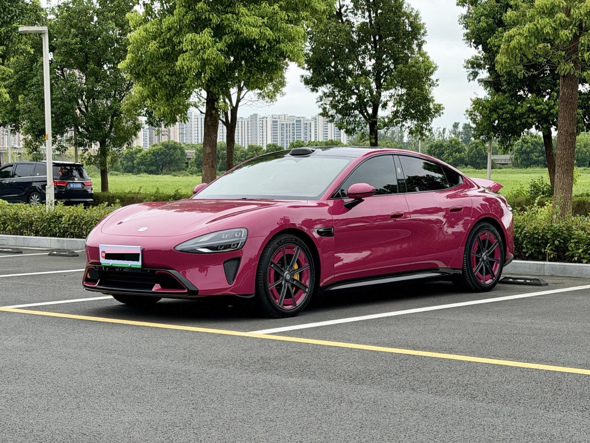MI SU7 2025 immagine di auto 