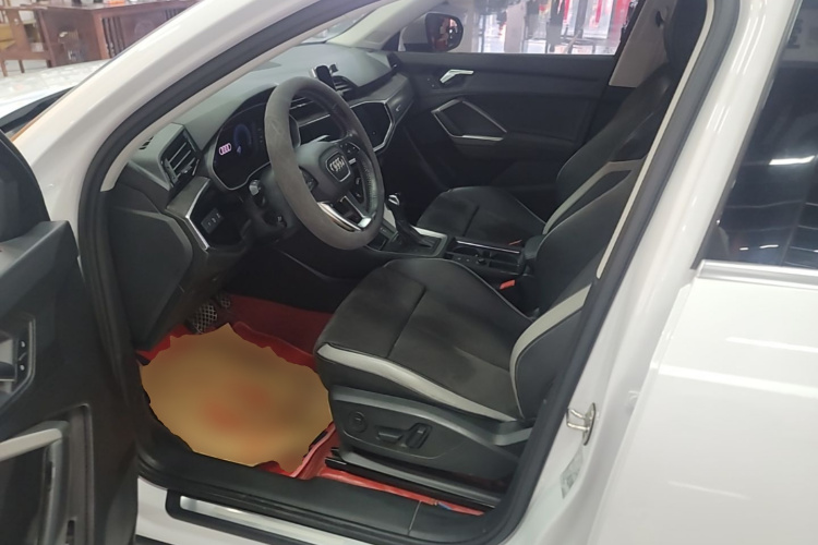 Audi Q3 2020 car image #15